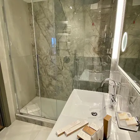 St Martin By Omnia Róma